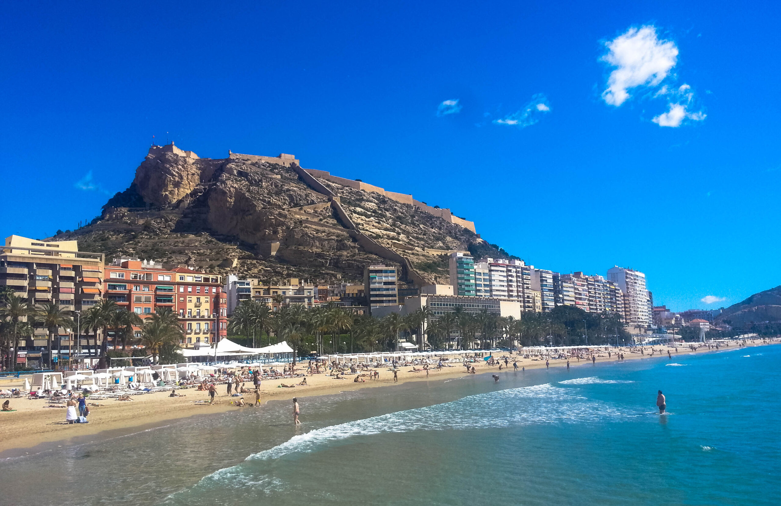La Generalitat inicia el proceso de selección para contratar a 418 jóvenes como auxiliares de playas en la provincia de Alicante