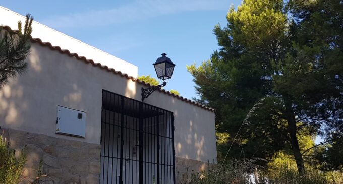 El Ayuntamiento de Villena invierte 1.000 euros en proteger las luminarias de Las Cruces
