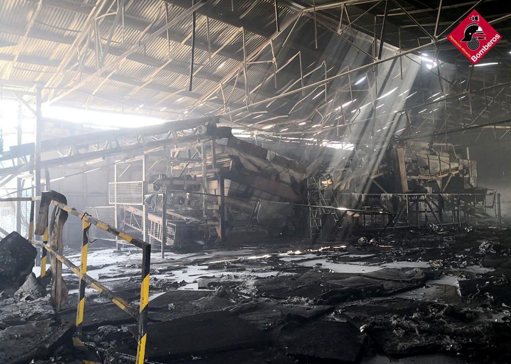 Incendio en una nave de residuos en Villena