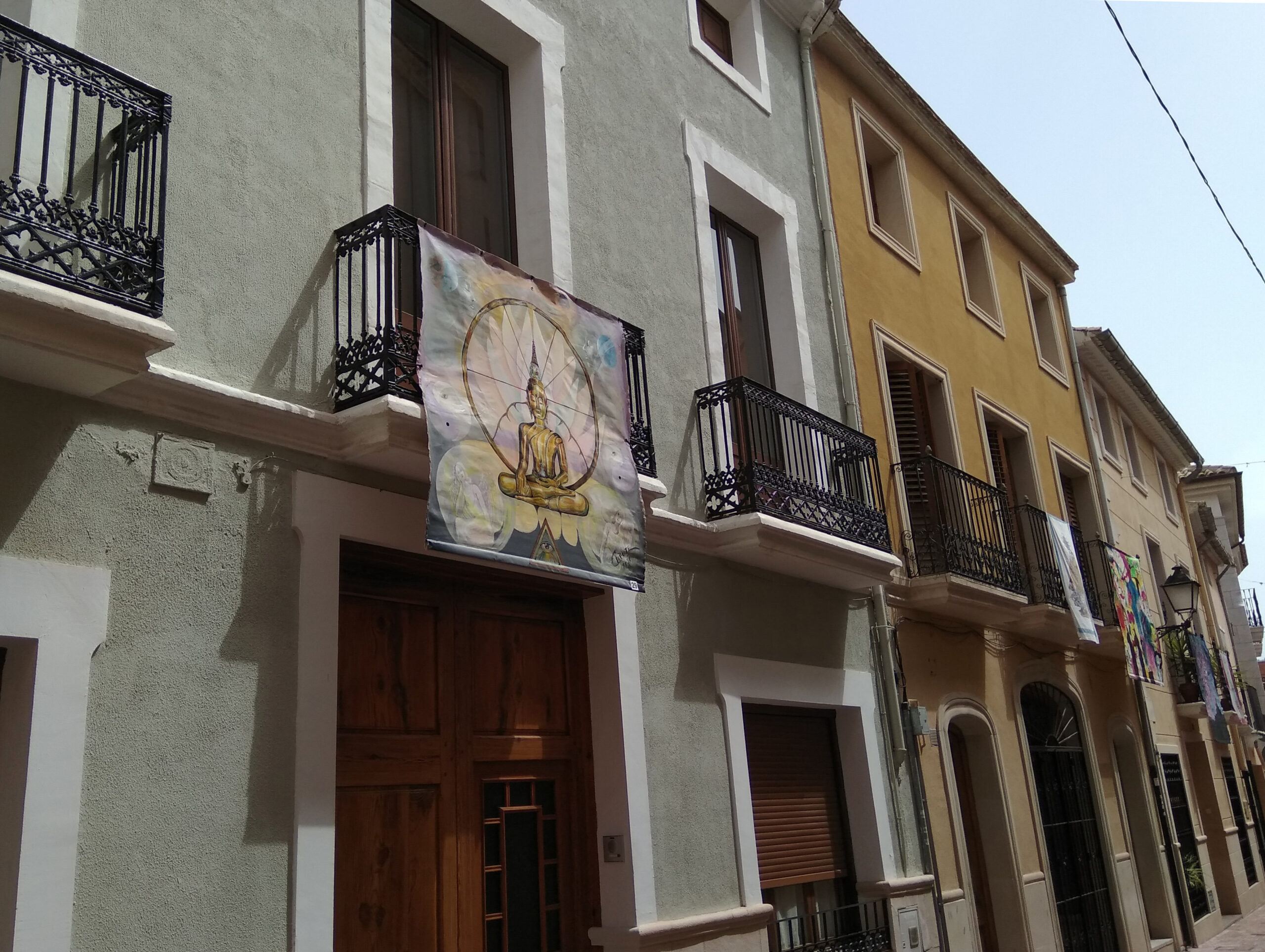 Art al Balcó llena de color las calles de Biar en agosto