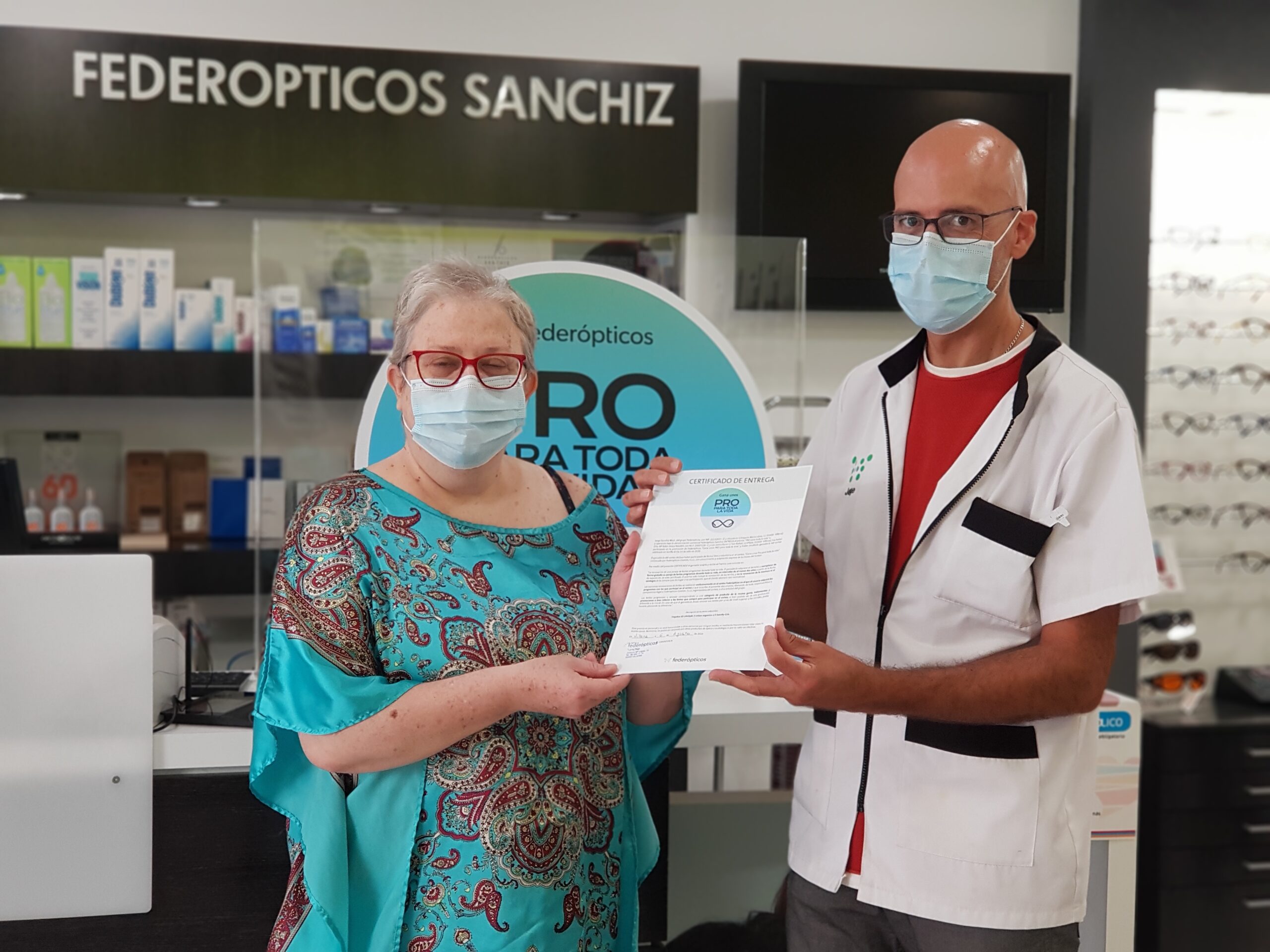 Federopticos Sanchiz entrega el premio de unas gafas progresivas gratis para toda la vida