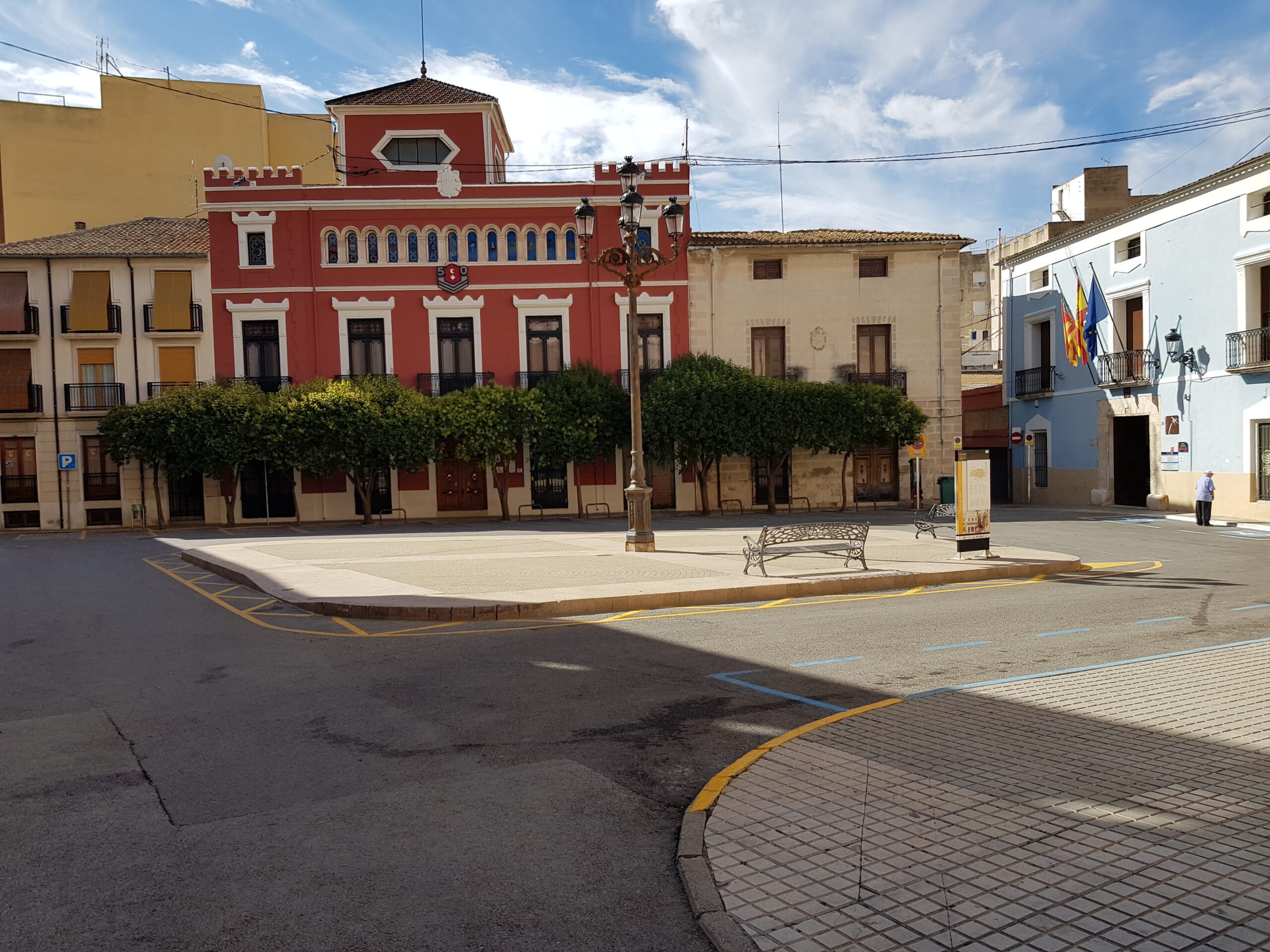 Villena en bici inicia una campaña para peatonalizar la plaza de Santiago