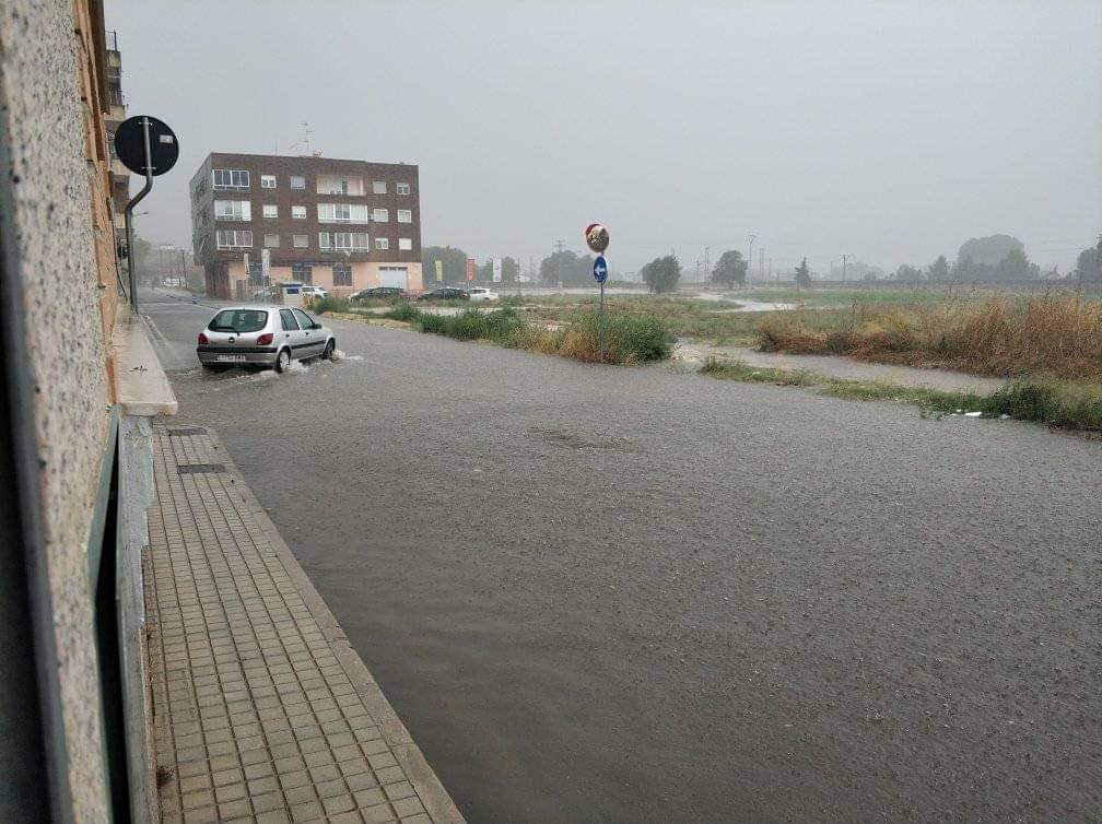 Las lluvias dejan acumulados  20 l/m2 en media hora en Villena