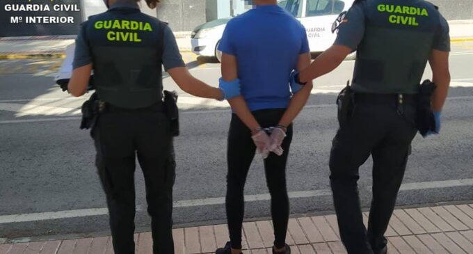 La Guardia Civil detiene en Sax a cuatro personas por sustraer dos vehículos mediante engaño y violencia e intimidación