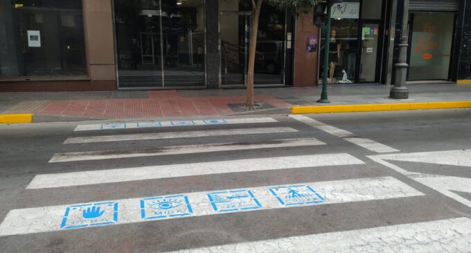 Tráfico señaliza con pictogramas los pasos de peatones para reducir el riesgo de atropello.