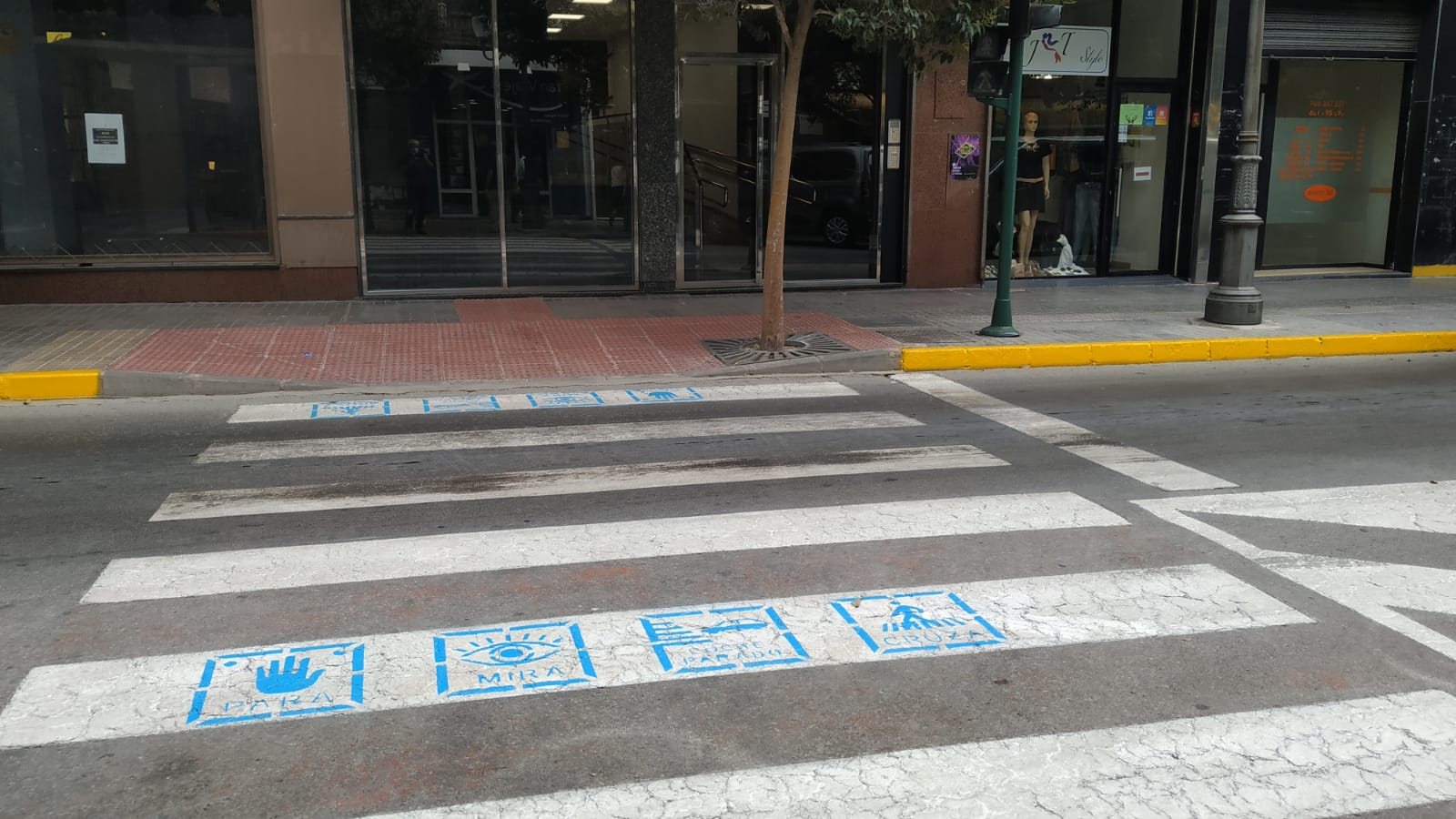 Tráfico señaliza con pictogramas los pasos de peatones para reducir el riesgo de atropello.