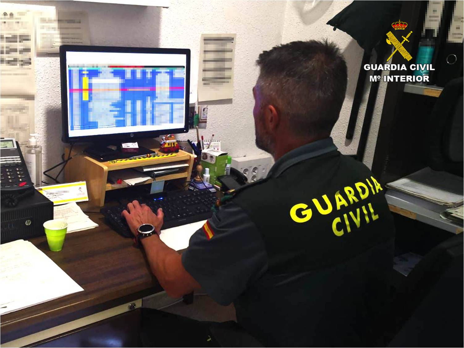 La Guardia Civil detiene a 2 hombres de 66 y 29 años en la provincia de Alicante por estafar más de 70.000 euros a través internet