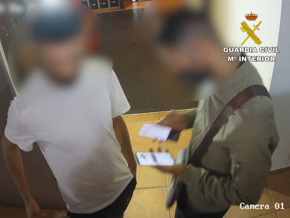 La Guardia Civil detiene a los autores de 8 delitos de estafa mediante el método de smishing