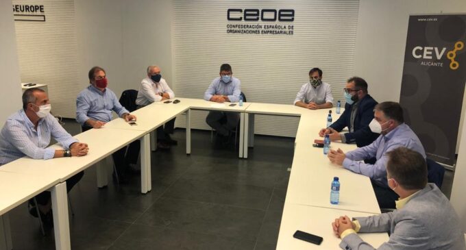 El alcalde de Villena explica a empresarios de Alicante el  proyecto de Puerto Seco