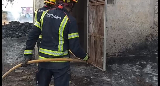 Incendio de matorral y de una casa abandona en Villena