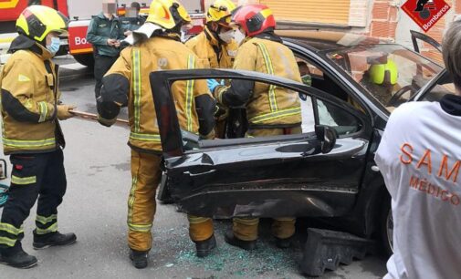 Una mujer queda atrapada en su vehículo tras un accidente en Canyada