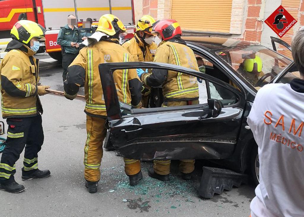 Una mujer queda atrapada en su vehículo tras un accidente en Canyada