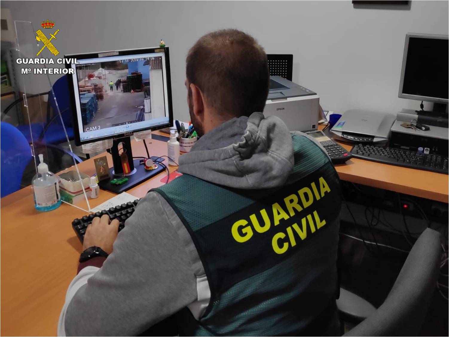 La Guardia Civil detiene a una persona por estafar a varias empresas usando el “timo del nazareno”