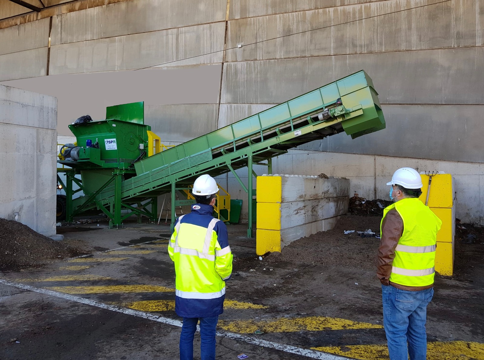 La planta de residuos de Villena incorpora un abrebolsas mecánico