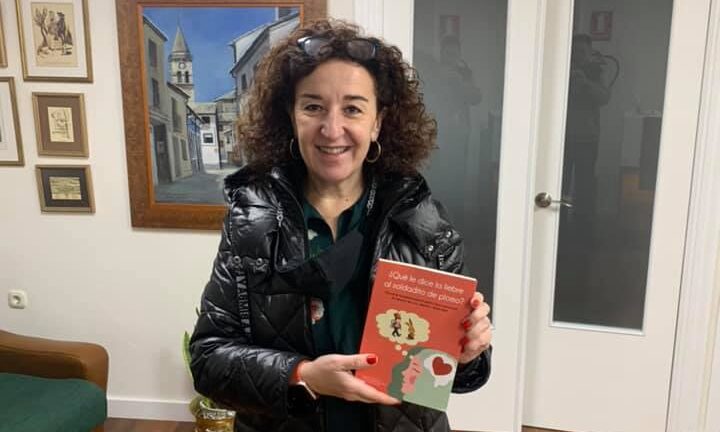 La villenense Encarna Leal coautora del libro de mediación “Qué le dice la liebre a soldadito de plomo”