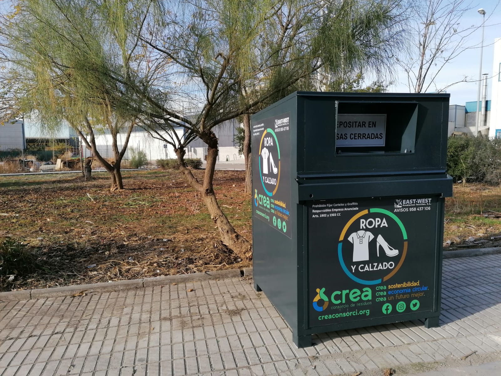 La Concejalía de Limpieza Viaria instala 32 nuevos contenedores de recogida textil