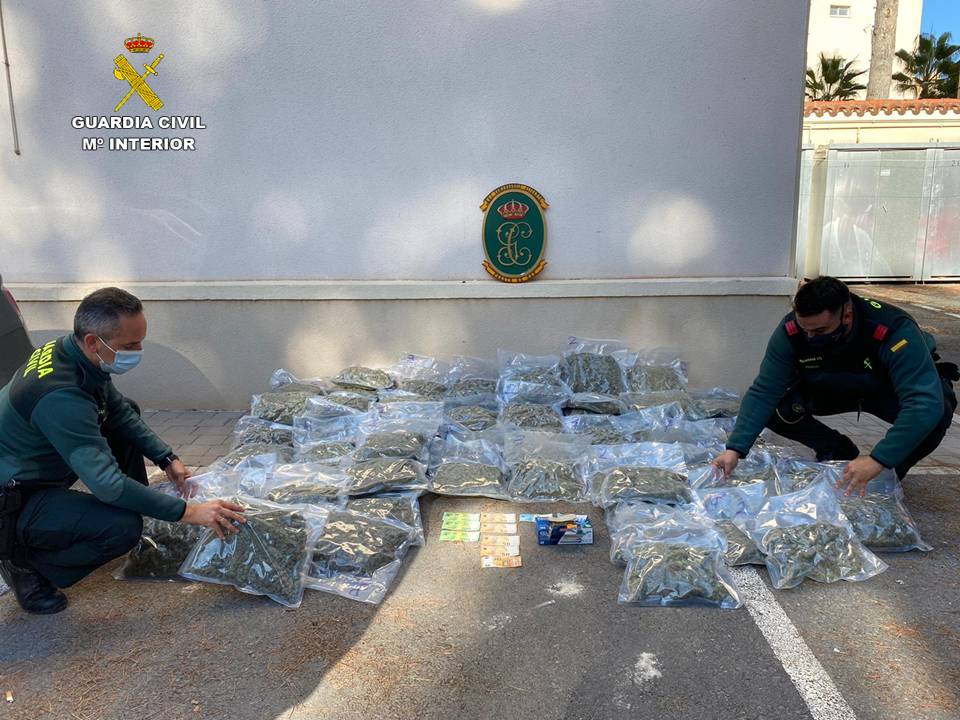 La Guardia Civil sorprende en Sax a tres varones con más de 44 kilogramos de marihuana