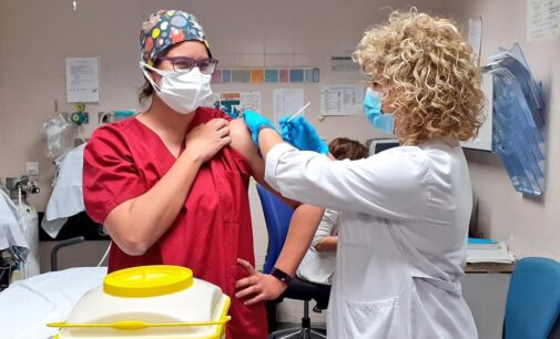 El Colegio de Enfermería pide que se vacune  contra la COVID-19 a todas las enfermeras, tanto de la pública como de la privada