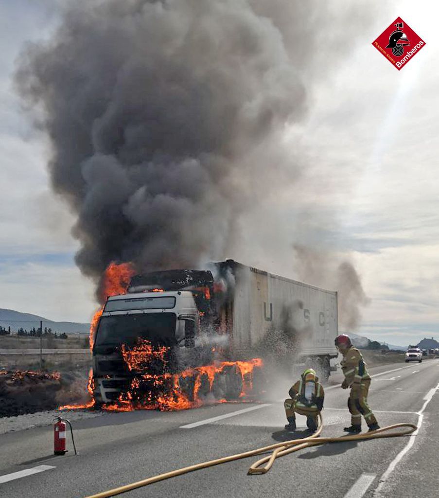 El incendio de un camión paraliza la autovía A-31