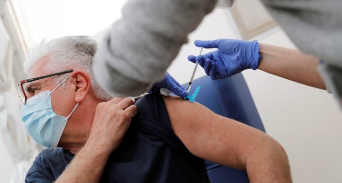 Sanidad vacunará a mayores de 70 años contra la gripe y frente a la covid-19 a partir de mañana