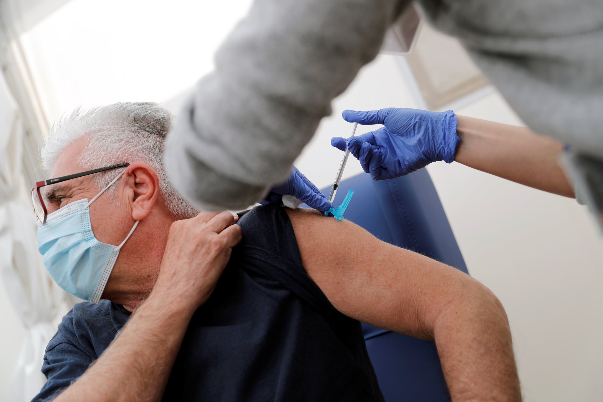 Sanidad vacunará a mayores de 70 años contra la gripe y frente a la covid-19 a partir de mañana