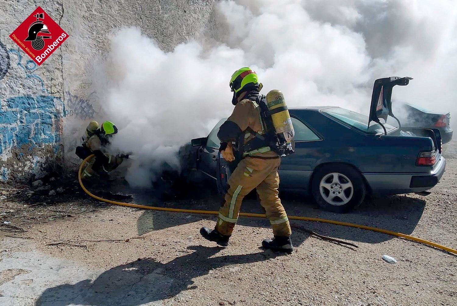 Los bomberos sofocan el fuego de un vehículo en Villena