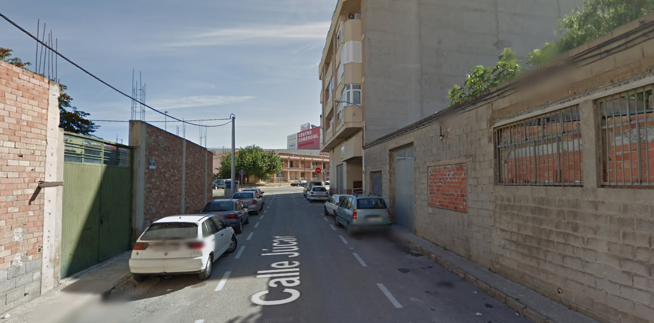 Inician una campaña de recogida de firmas para el arreglo de la calle Júcar en Villena