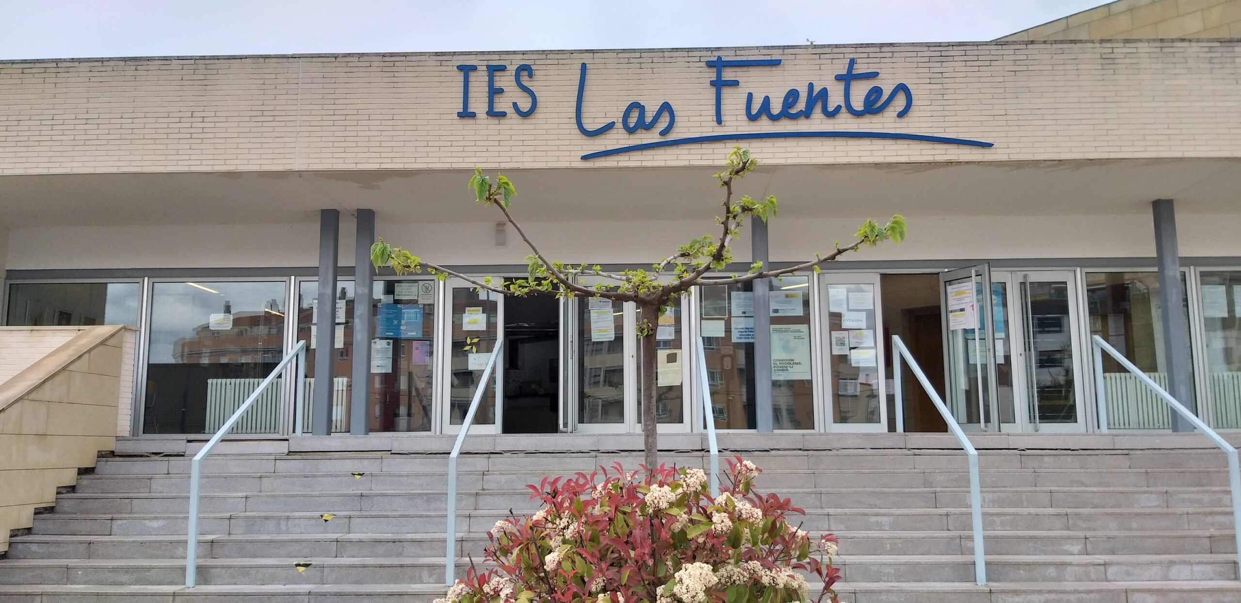 Fachada del IES Las Fuentes donde se imparten materias como la Física y Química