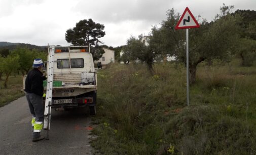 El Ayuntamiento completa la señalética de seguridad en el camino de la Colonia de la Sierra de Salinas