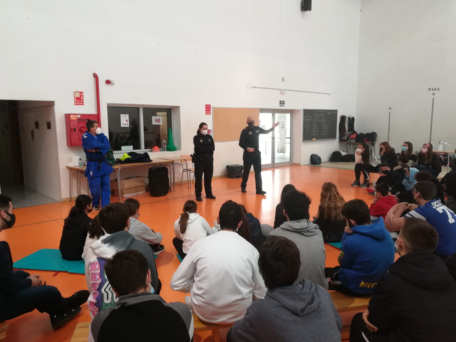 La Policía Local de Villena imparte el taller ‘Violencia de género y defensa personal’ a adolescentes