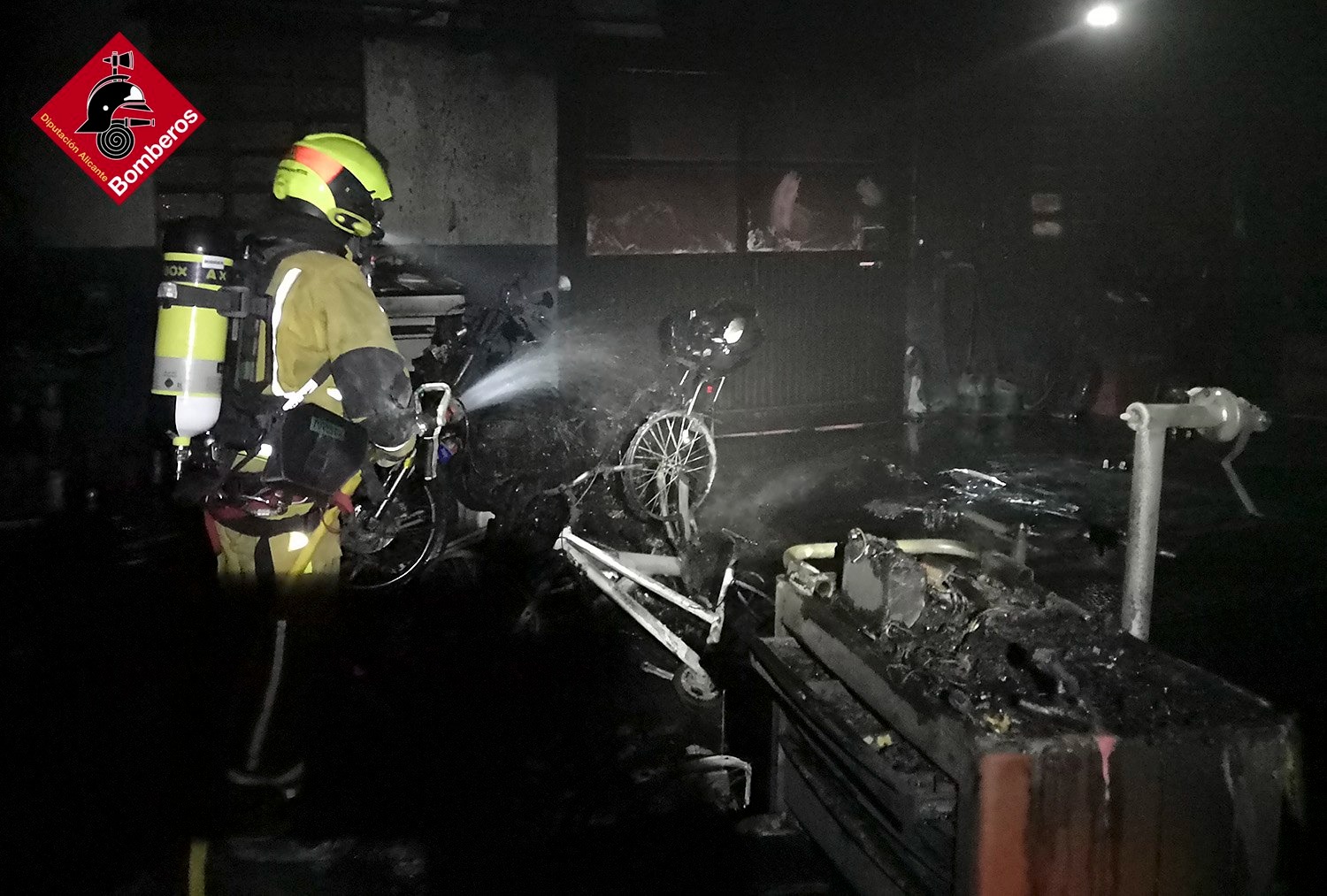 Los bomberos sofocan un incendio en un taller mecánico de Beneixama