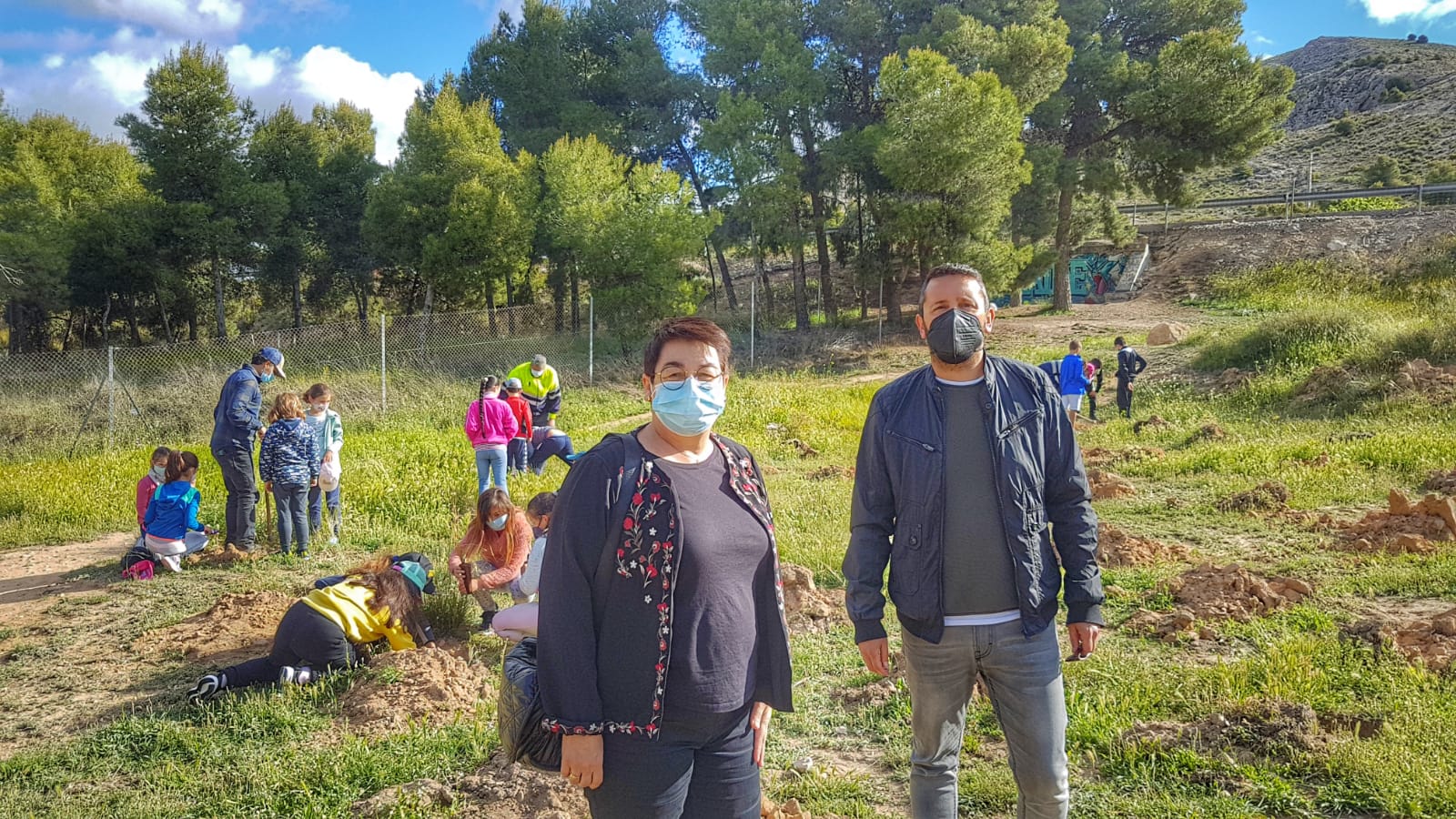 Más de 200 estudiantes del Joaquín María López replantan especies autóctonas en la Rambla del Conejo