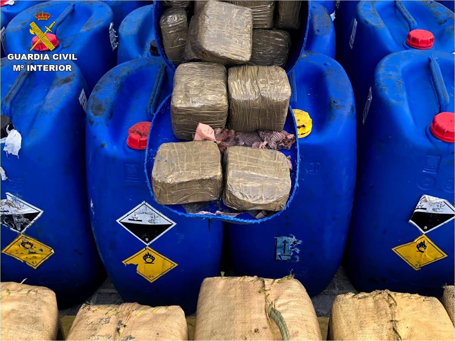 La Guardia Civil incauta 2,5 toneladas de hachís de un yate en Santa Pola