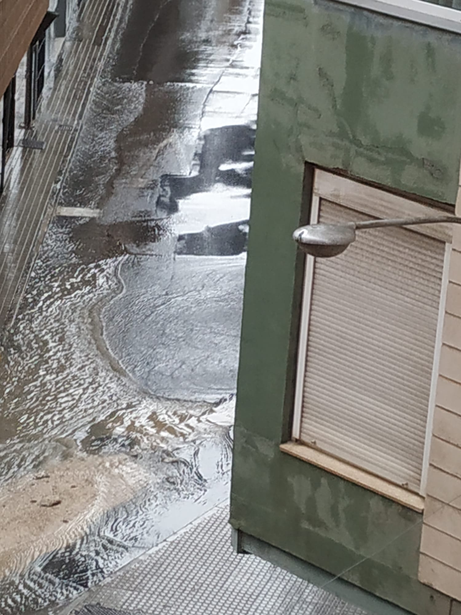 Una tromba de agua anega las calles de Villena