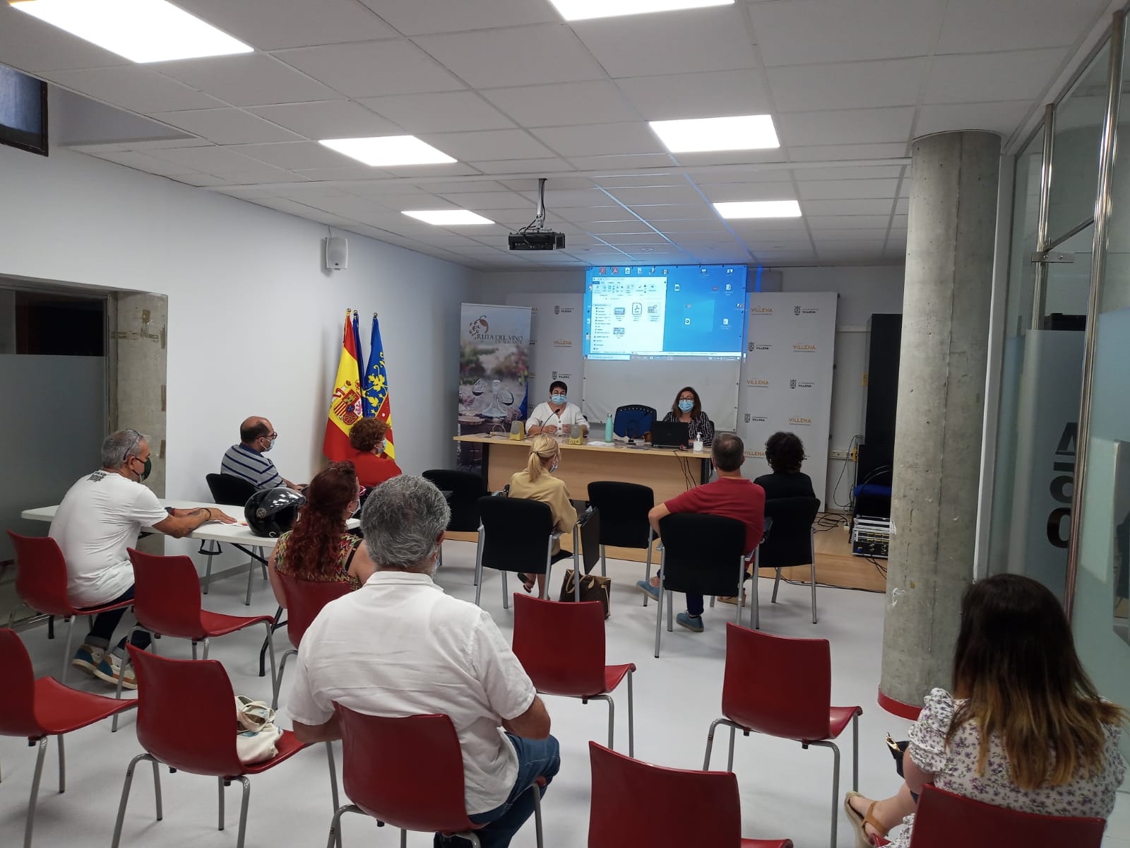 La Ruta del Vino de Alicante reúne a bodegueros y hosteleros para impulsar el enoturismo en Villena