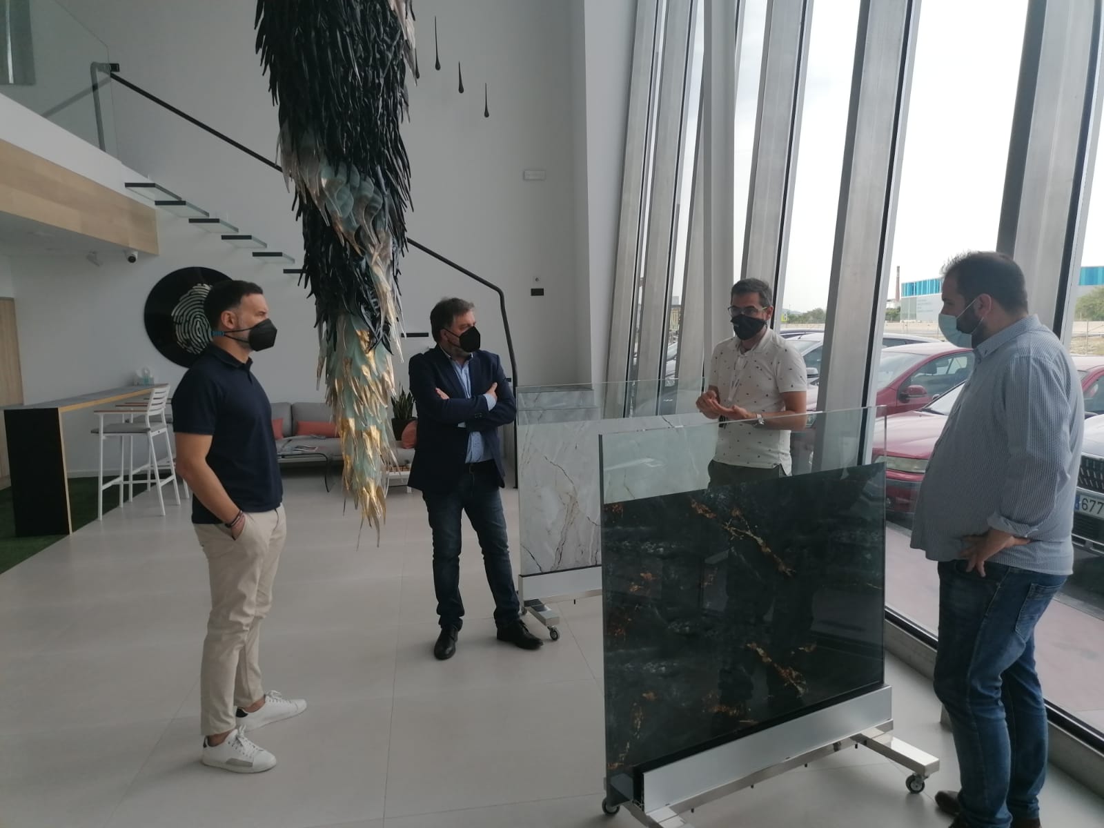 El equipo de gobierno visita la empresa Singularglass en Villena