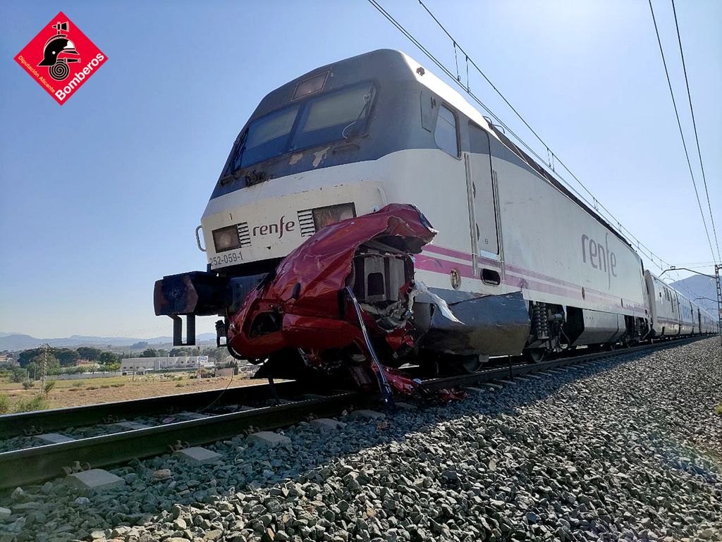 Cuatro fallecidos al colisionar un vehículo con un tren en Novelda