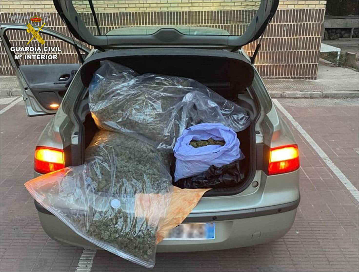 La Guardia Civil incauta 12 kilos de marihuana en el maletero de un vehículo en Villena