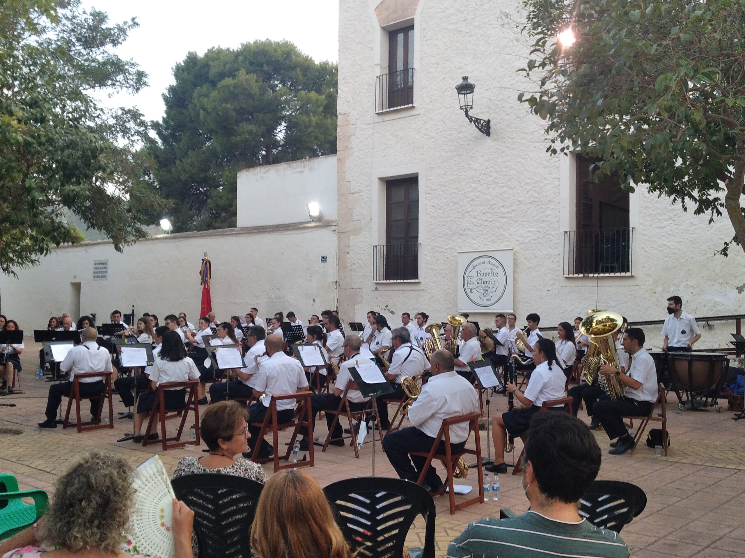 La Sociedad Musical homenajea a pueblos y comparsas en el primer concierto festero postconfinamiento