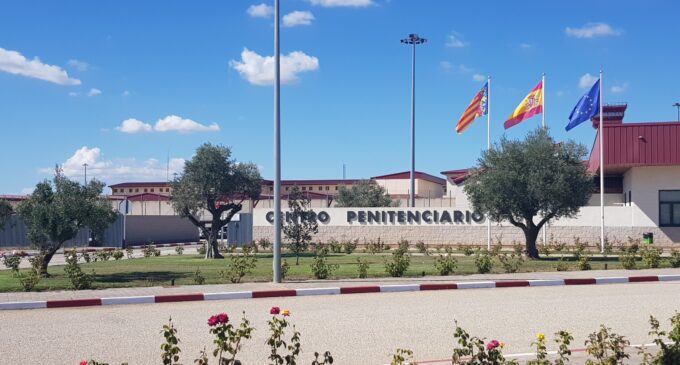 Prisiones levanta la suspensión de empleo y sueldo de dos funcionarios de la cárcel de Villena