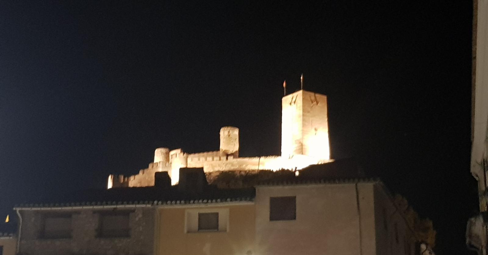 Biar ilumina el castillo con 20 proyectores LED para ahorrar energía