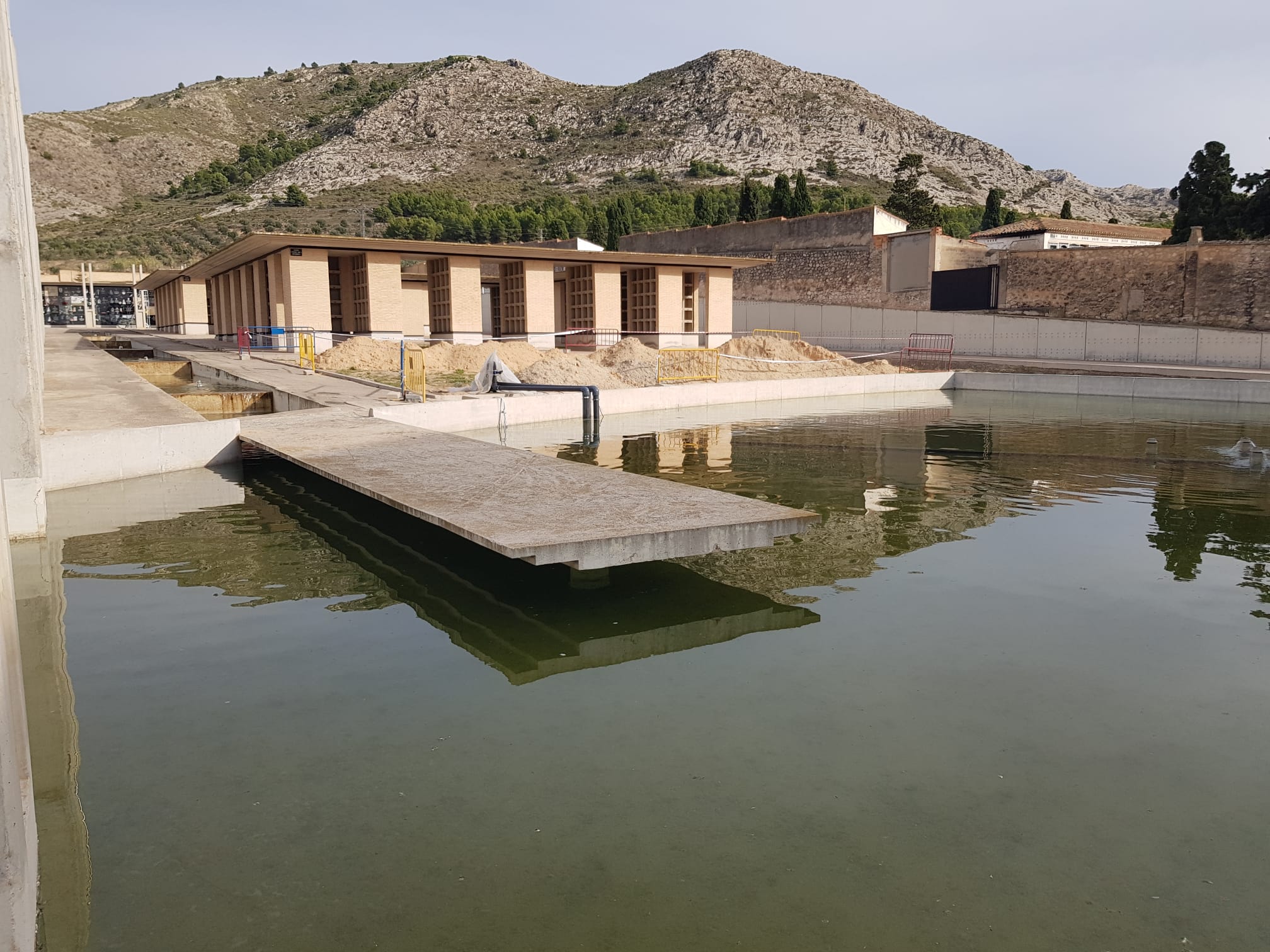 Arreglan el estanque de agua del cementerio de Villena tras 17 años averiado