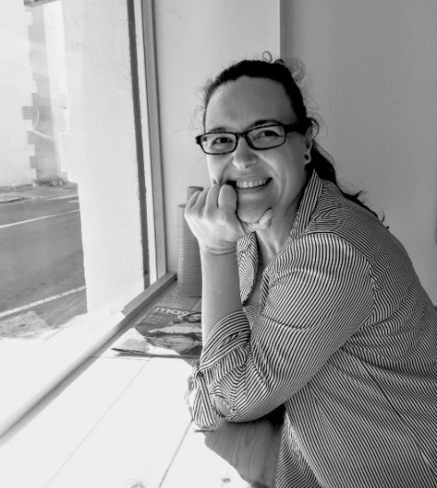 La villenense Esther Abellán presentará su libro “Poetas en el puente de los espejos”