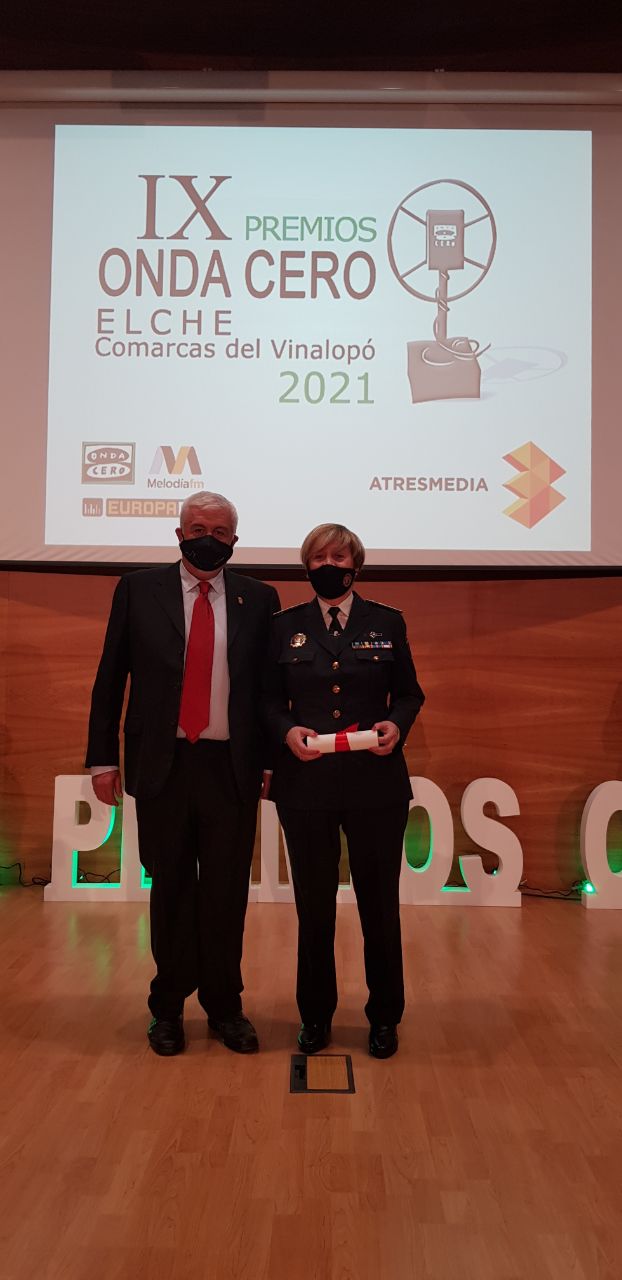 La Comisaria Jefa de la Policía Local de Villena recibe uno de los premios Onda Cero 2021