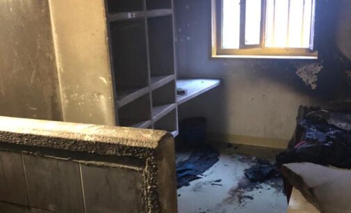 Un preso prende fuego a su celda en Villena