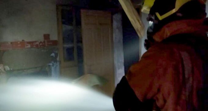 Los bomberos sofocan el fuego de una vivienda de la calle Libertad