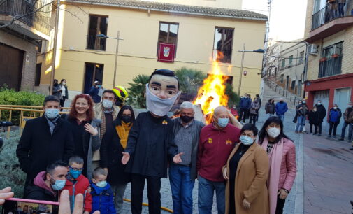 San Antón procede a encender la tradicional hoguera