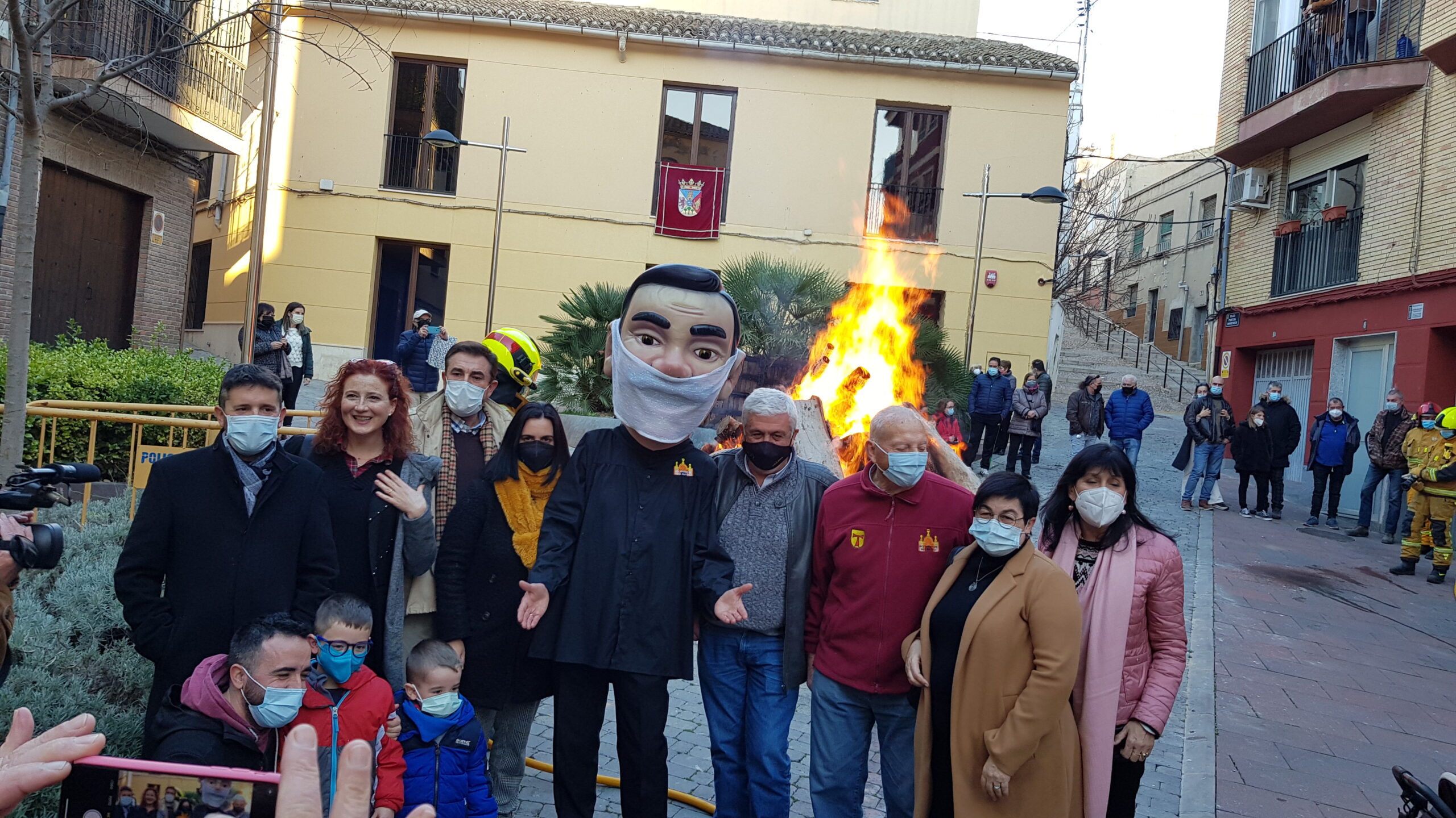 San Antón procede a encender la tradicional hoguera