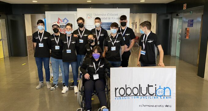 El equipo roboluti_ON del IES Hermanos Amorós consigue el primer premio al Proyecto de Innovación y  al Comportamiento del Robot en la First Lego League