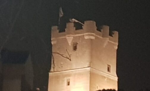 El viento derriba una de las banderas que decora el Castillo